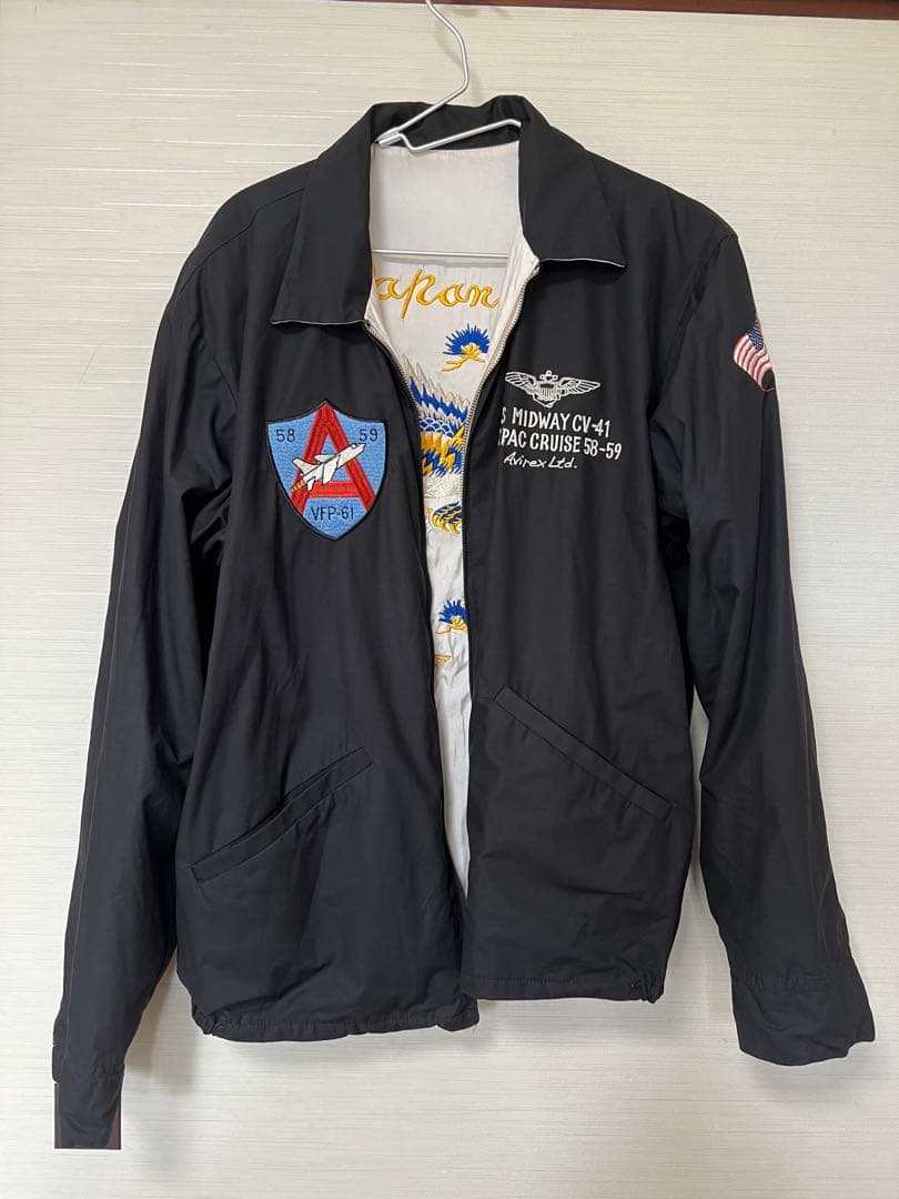 内田　AVIREXリバーシブル 黒白 刺繍 パッチ付き