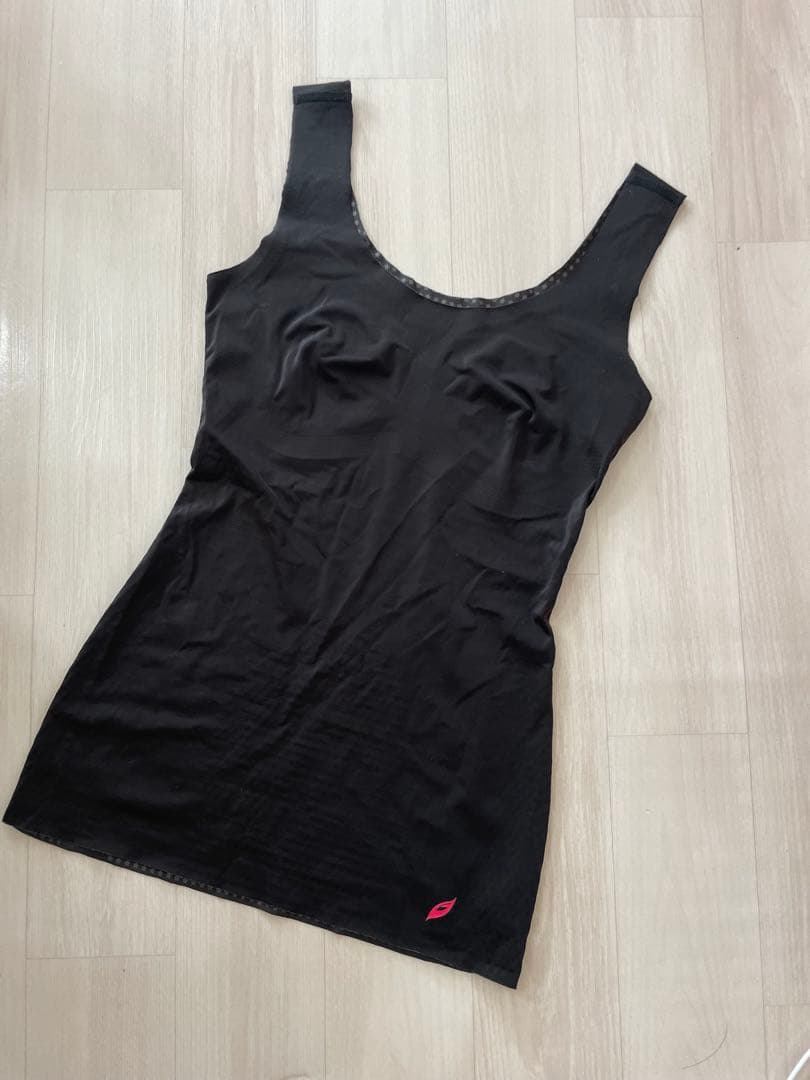 グラントイーワンズ　黒タンクトップ