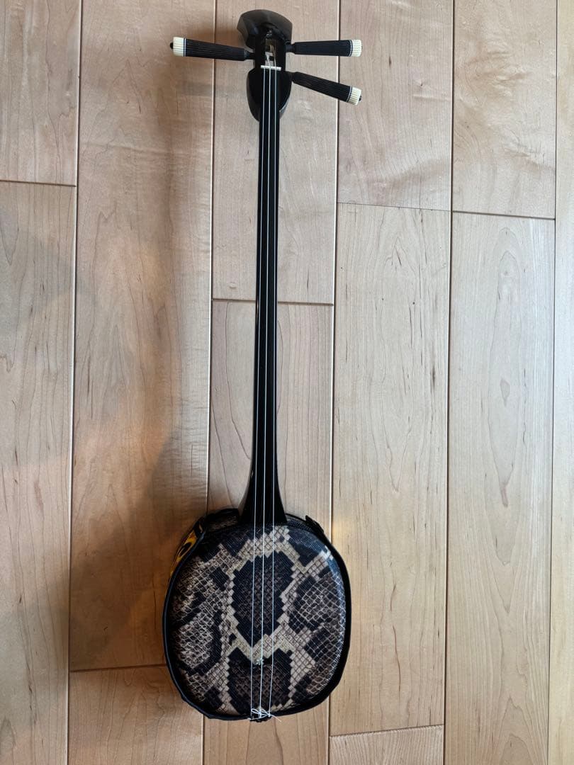 ヘビ柄三線 本体 専用ケース付き
