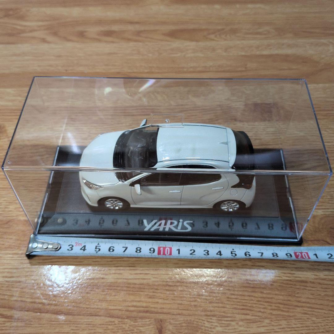 トヨタ ヤリス カラーサンプル ホワイトパールクリスタルシャイン