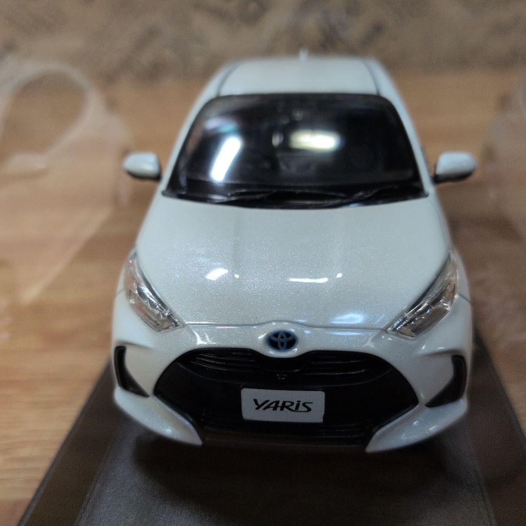 トヨタ ヤリス カラーサンプル ホワイトパールクリスタルシャイン