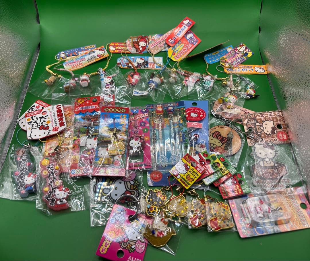 ☆*☆様 【ほぼ新品未開封】 ハローキティ ご当地ストラップ 根付け 29個