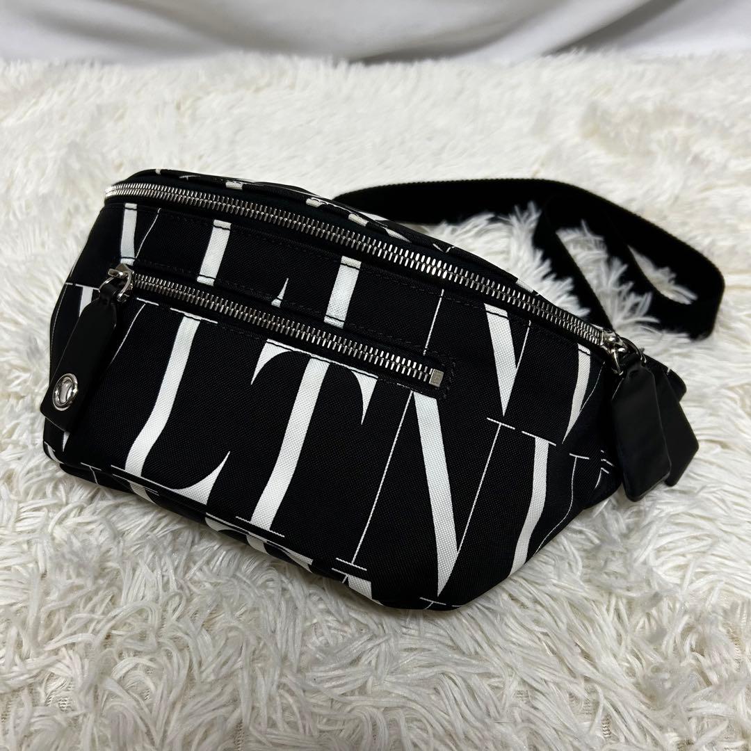 極美品　valentino VLTN ボディバッグ　ショルダーバッグ　ロゴ入り