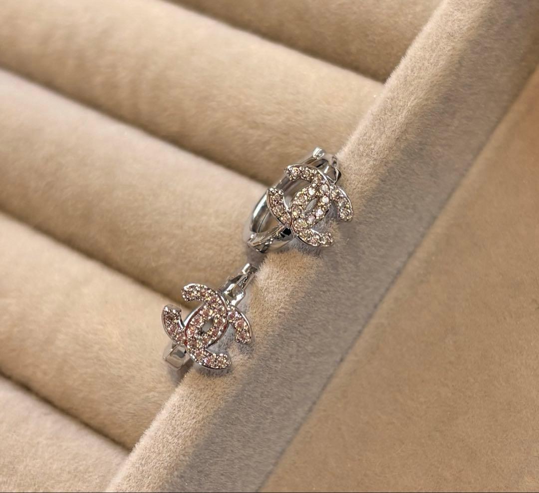 CCロゴマーク クリスタルピアス シルバー - メルカリ