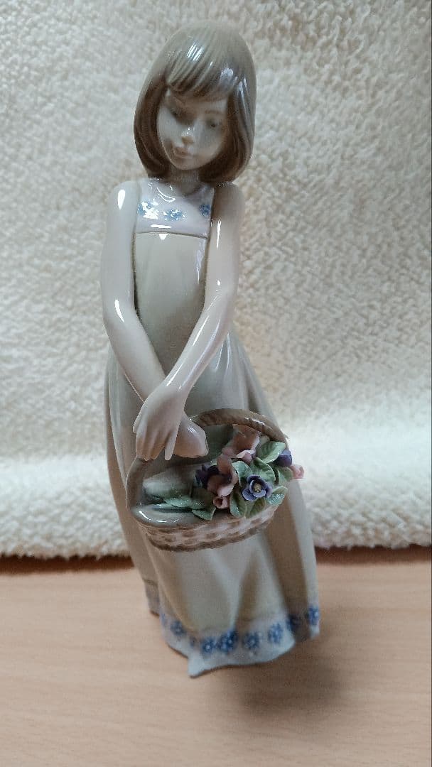 ポーセリンアート　リヤドロ人形　　花籠を持つ少女