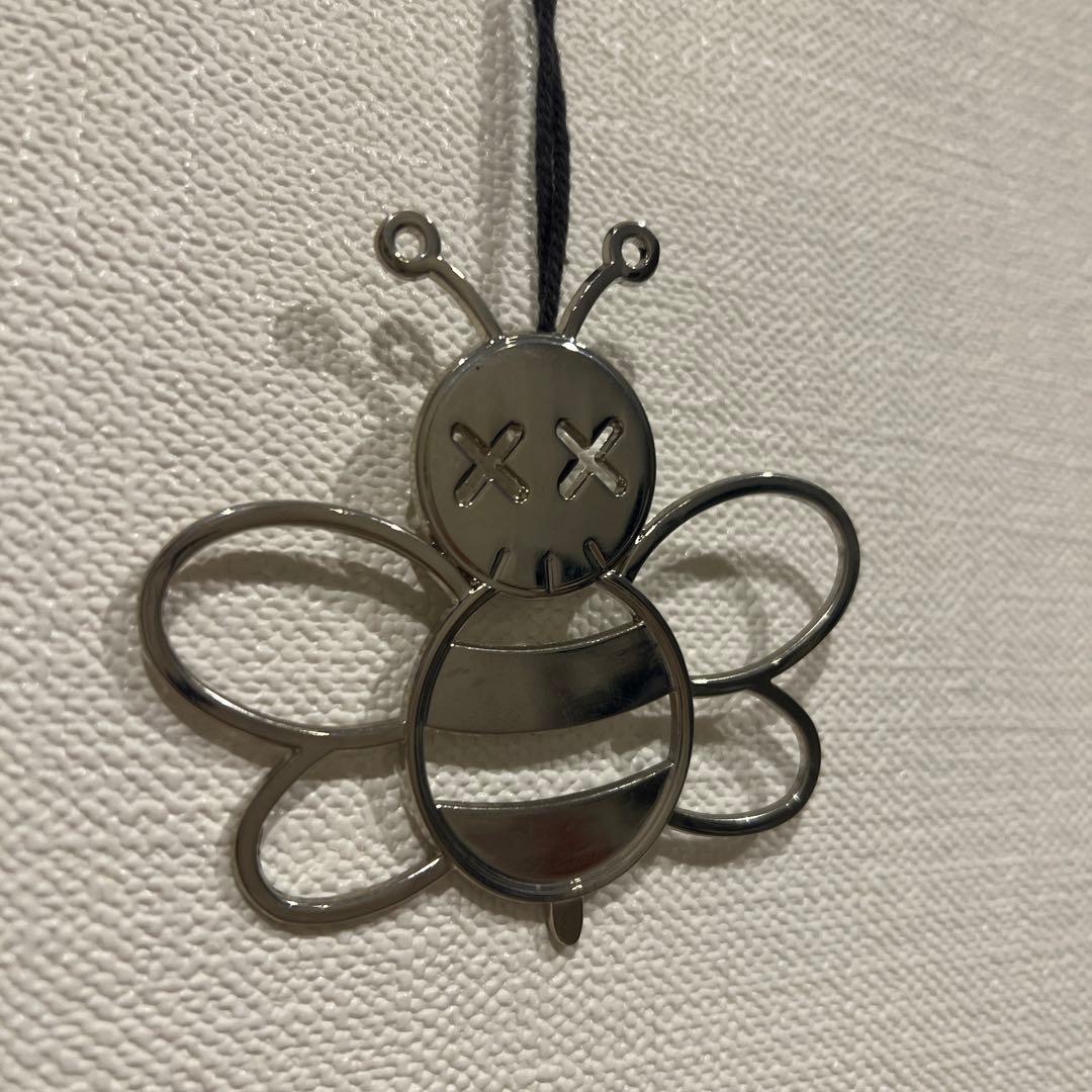 Dior kawsキーホルダー bee ビー 蜂 ハチ - メルカリ