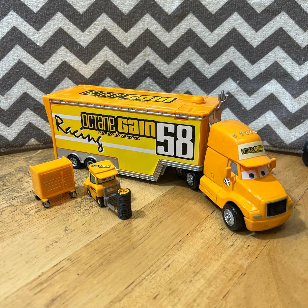 マテル　カーズ　オクタンゲイン 58 ハウラーとピットクルーセット