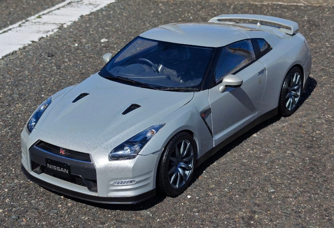 イーグルモス Nissan GT-R 35 1/8スケール シルバー完成品