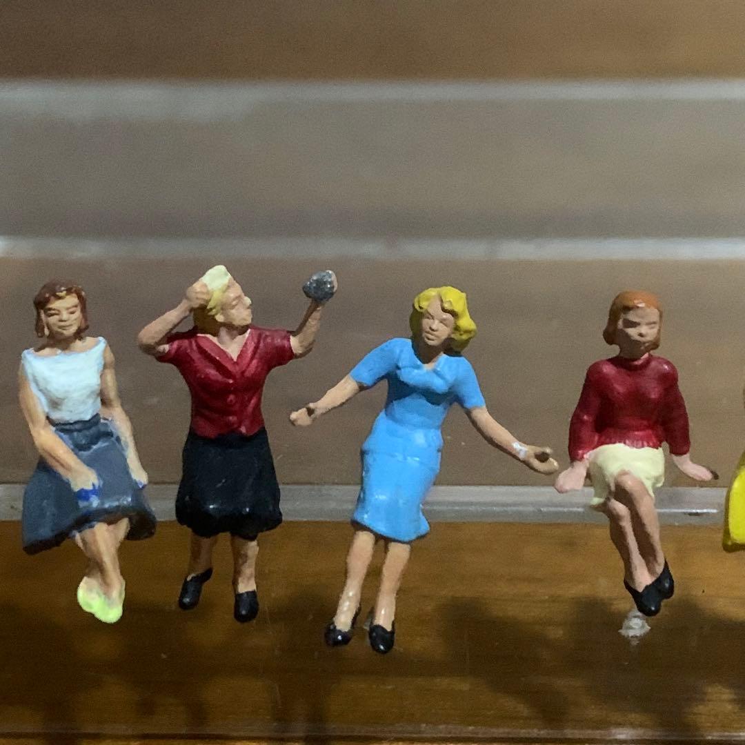 Preiser／プライザー □1/87 ミニチュア フィギュア 座ってる女性8人