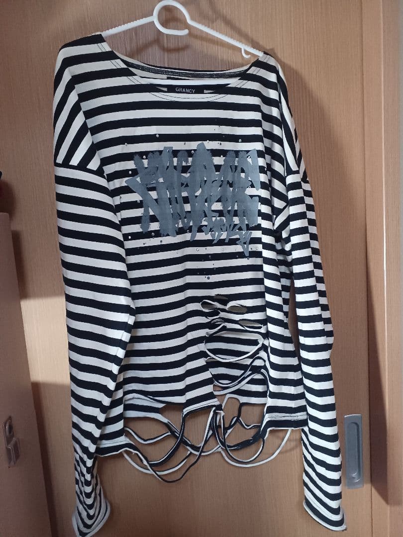 grancy 総柄ラインストーングラフィックロンT - メルカリ