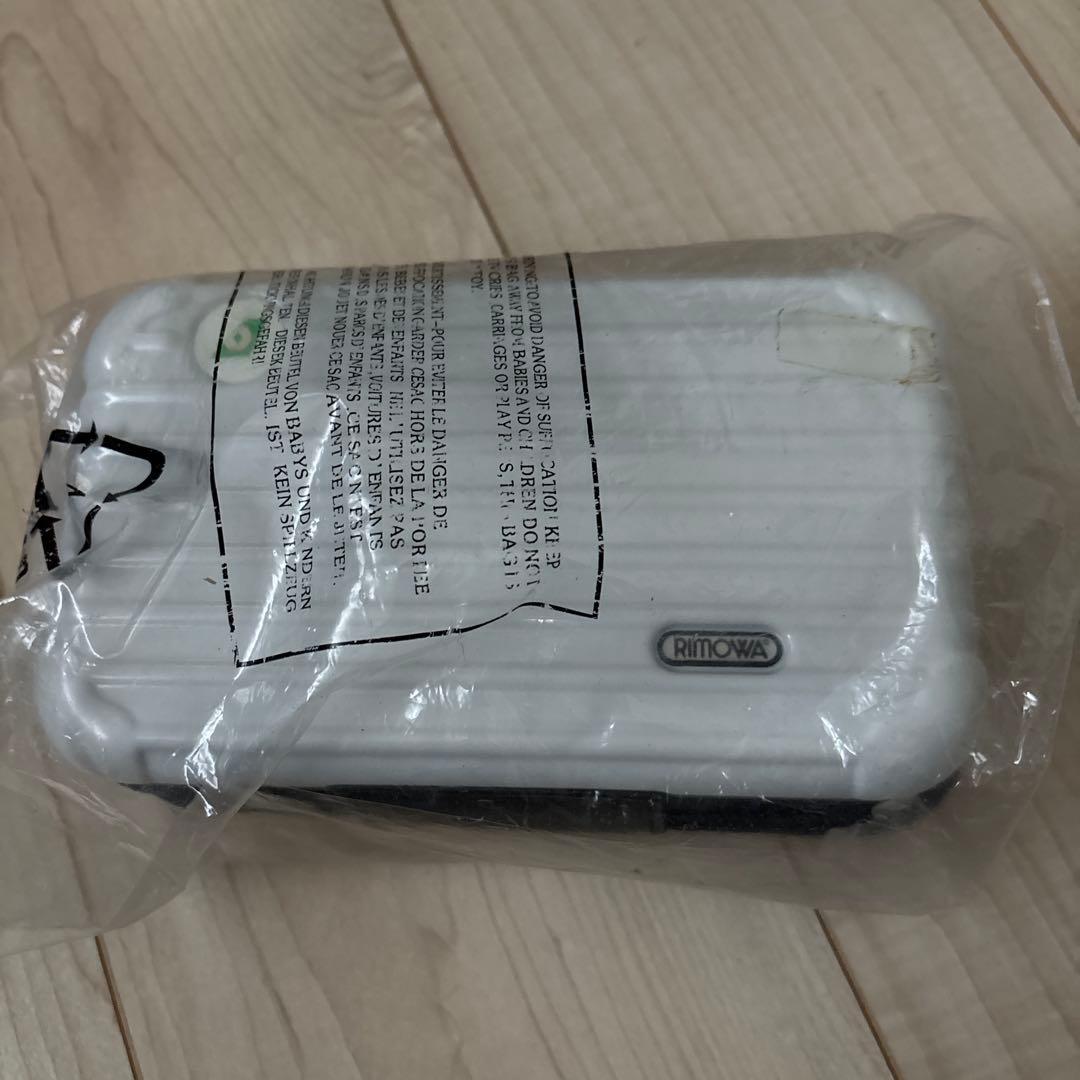【未使用　RIMOWA ホワイト ミニポーチ】 RIMOWA ホワイト トラベルポーチ アメニティポーチ 未使用 - メルカリ