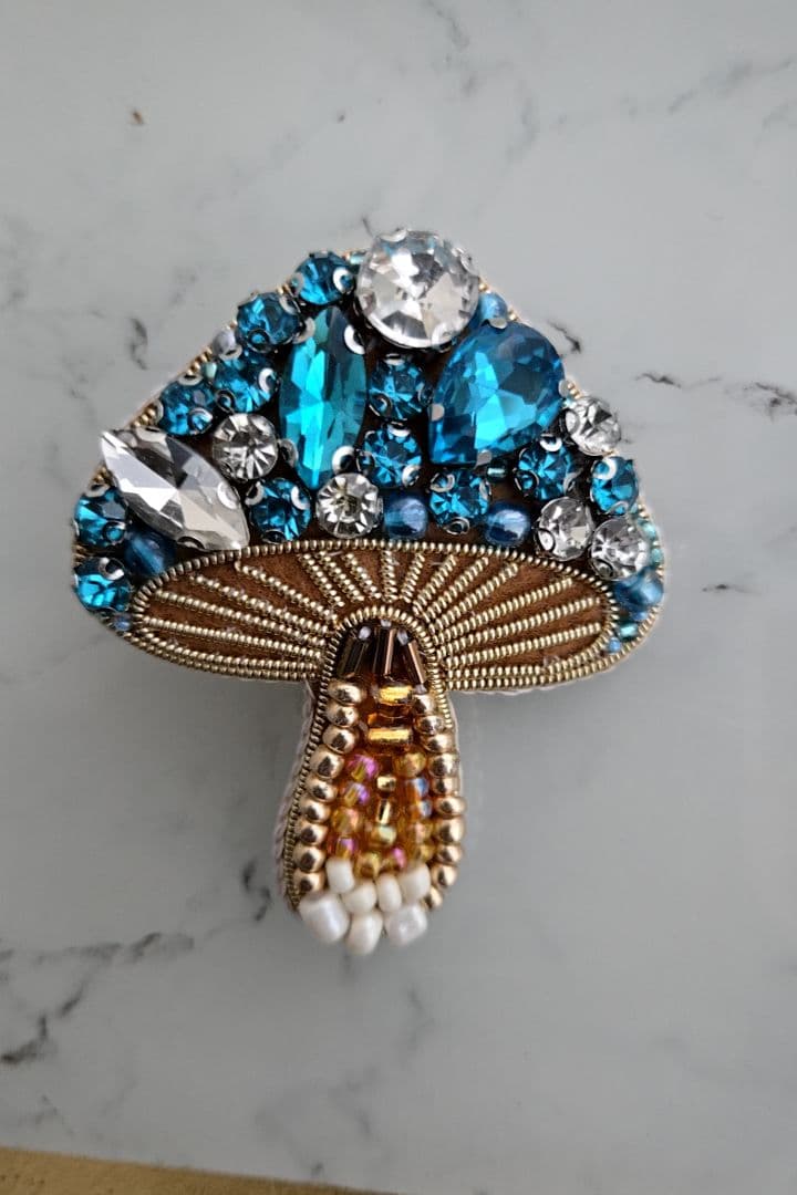 ハンドメイドꕤ︎︎きのこꕤ︎︎ビーズ刺繍ブローチꕤ︎︎ビジュー