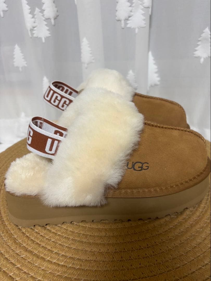 UGG 23.5厚底ベージュ ふわふわスリッパ