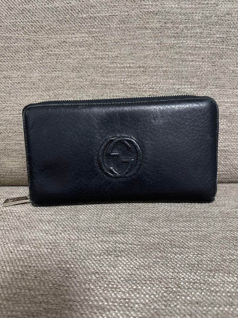 GUCCI ブラックレザー 長財布 ロゴ入り