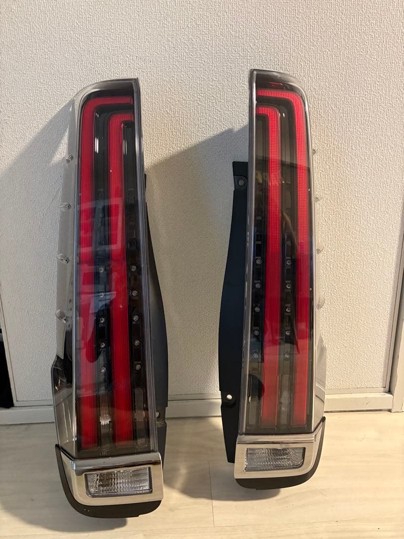 エスクァイア後期 トヨタ純正テールランプ
