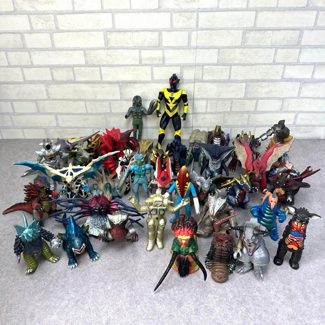 ウルトラマンシリーズ 怪獣 ソフビ おもちゃ 大量 まとめ 円谷プロ 約40体 ショーケース付き ウルトラマンシリーズ 指人形 ソフビ 円谷プロ
