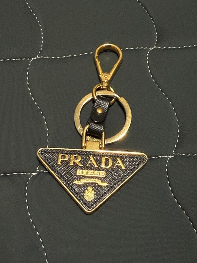 PRADA ゴールド 三角形キーホルダー
