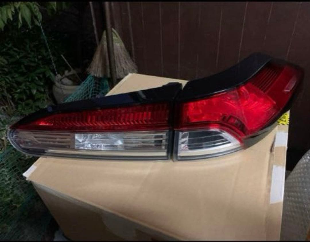 トヨタカローラクロス　テールランプ 左右　中古品