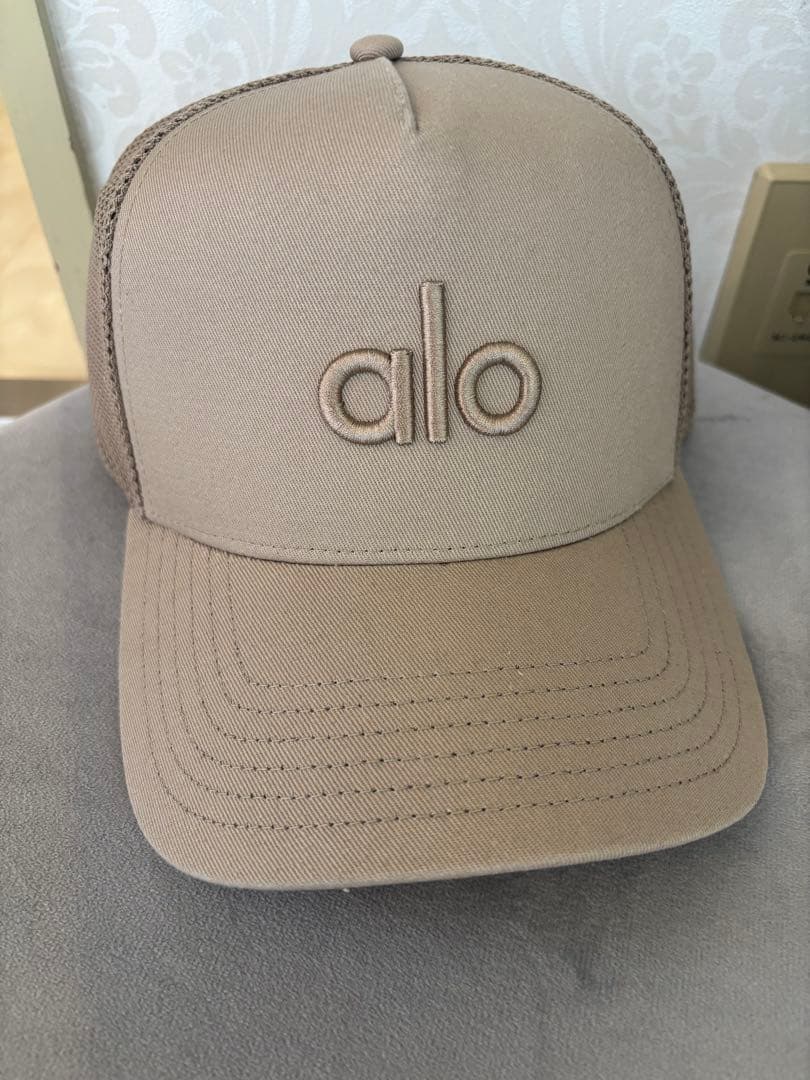alo ベージュ トラッカーキャップ