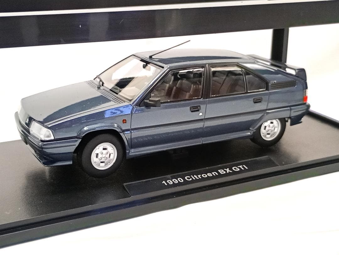 トリプル9 1/18 シトロエン BX GTi 1990 ダークグレーメタリック Modellauto Citroen BX GTI 1990 silber 1:18 Triple9 bei