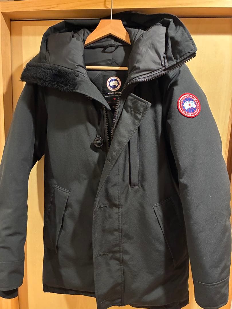 カナダグース ダウン ブラック ブラックのディスクロゴが映える―＜カナダグース＞「ブラックレーベル