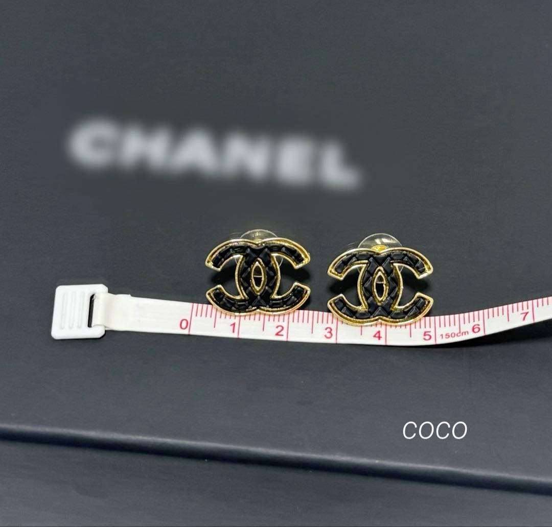 cc ロゴピアス ヴィンテージゴールド ブラック - メルカリ