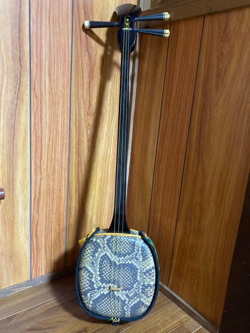 ち*ろ様 三線 本体 蛇皮 黒と金　人口革　ケース　鍵付き