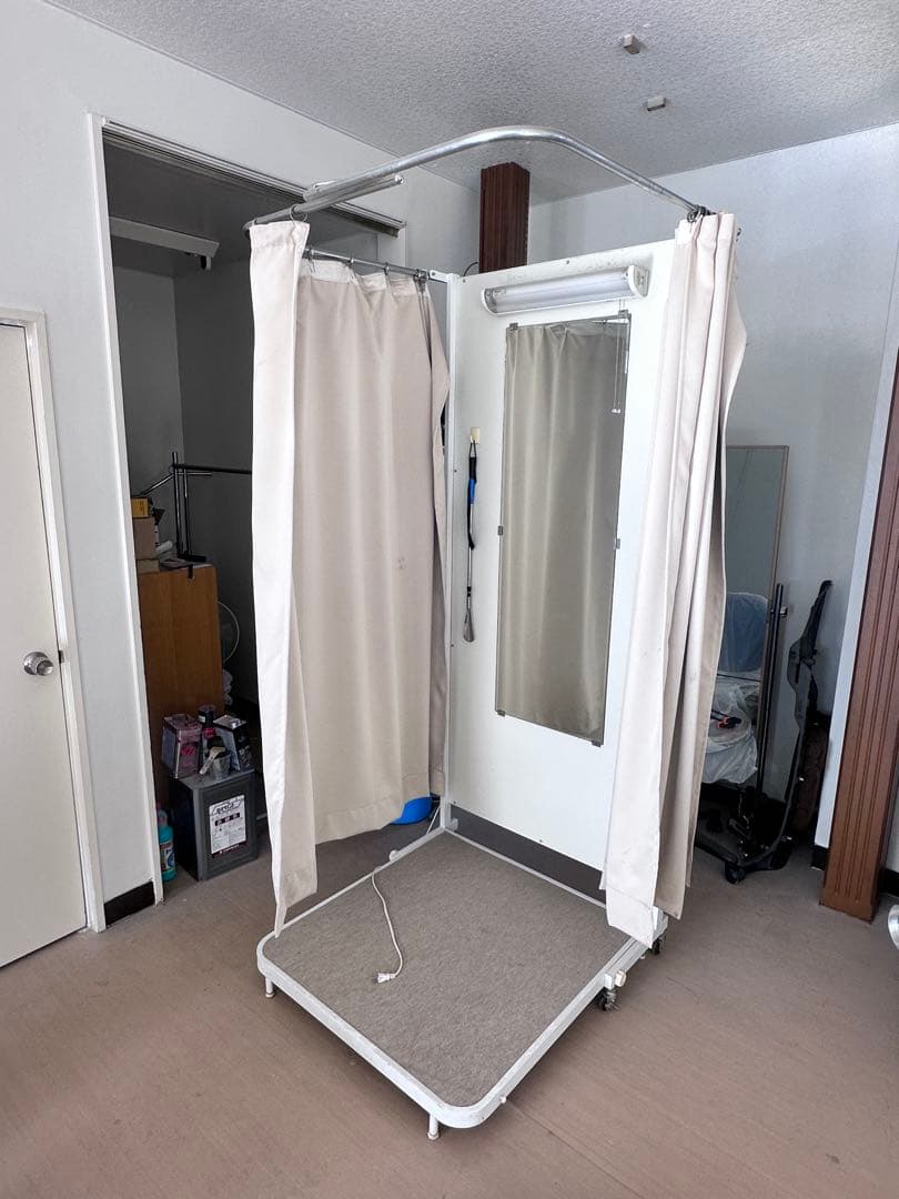 フィッティングルーム　試着室　アパレル