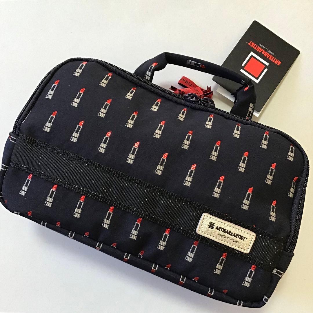 新品　アルティザン&アーティスト 大きめサイズのスロープシェイプポーチ