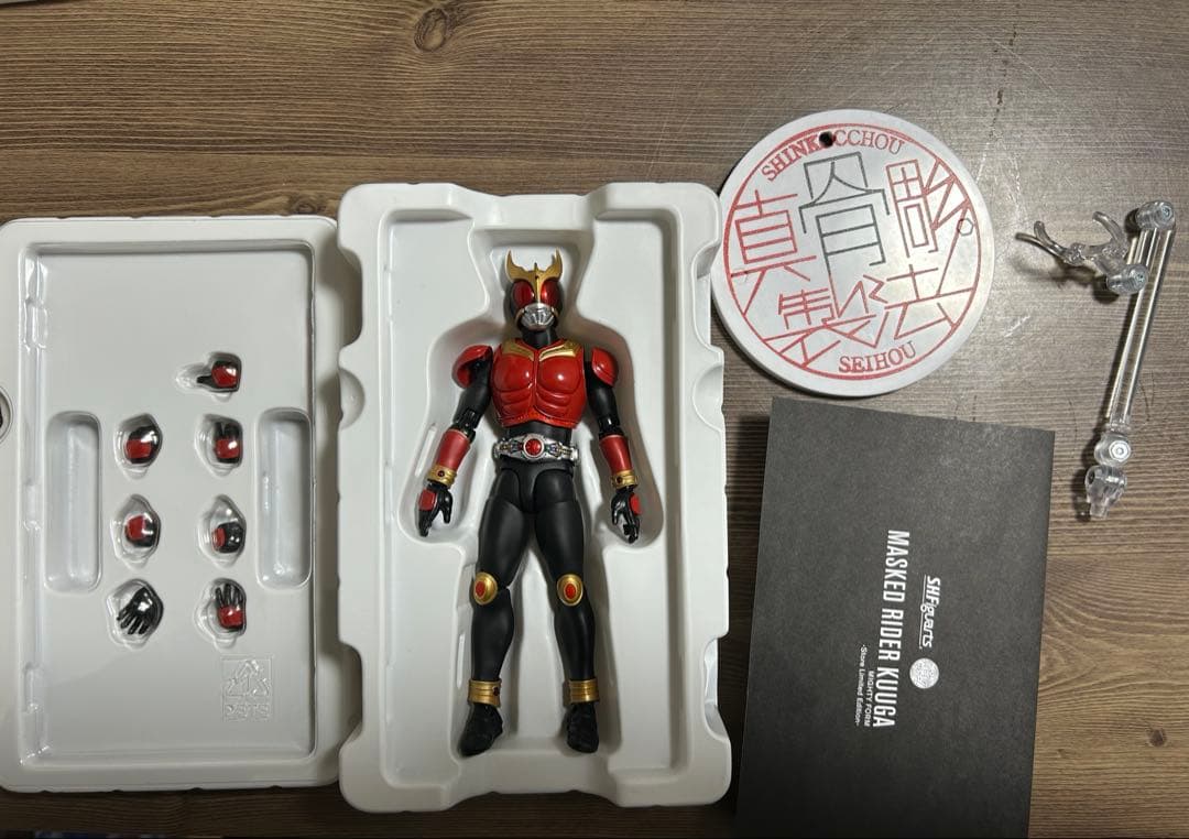 真骨彫製法仮面ライダークウガ　ストアリミテッドエディション（台座付き）