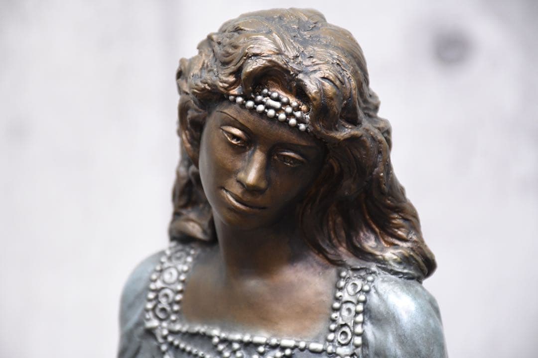 EDK41 アリス・ヒース作 「白鳥を抱く少女の像」 1991年 オースティン