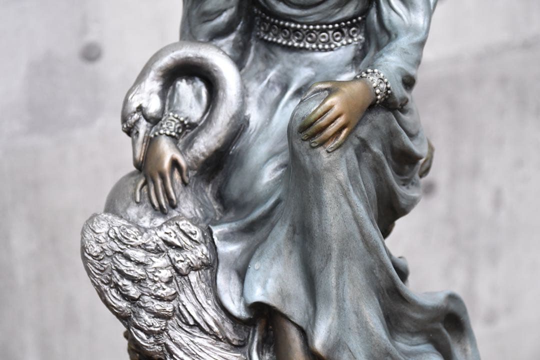 EDK41 アリス・ヒース作 「白鳥を抱く少女の像」 1991年 オースティン