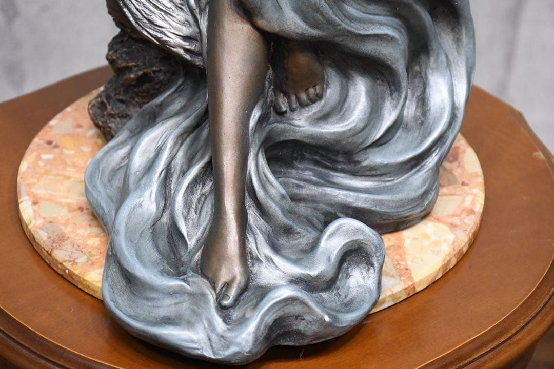 EDK41 アリス・ヒース作 「白鳥を抱く少女の像」 1991年 オースティン