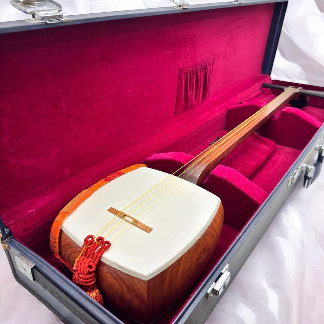 小唄三味線 紅木 中棹 正寸 五厘大胴丸打胴 ハードケース付 弦交換済 民謡