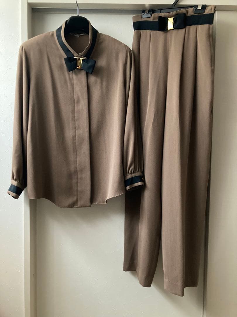 赤川英　パンツスーツ　ブラウン　リボンタイ　ウエストリボン　日本製