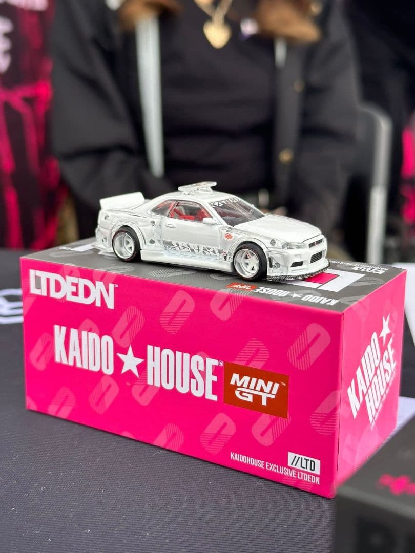 ミニカー KAIDO HOUSE GHOST R34 143 Nissan スカイライン GT-R R34 Kaido Works SHINJUKU V1(右