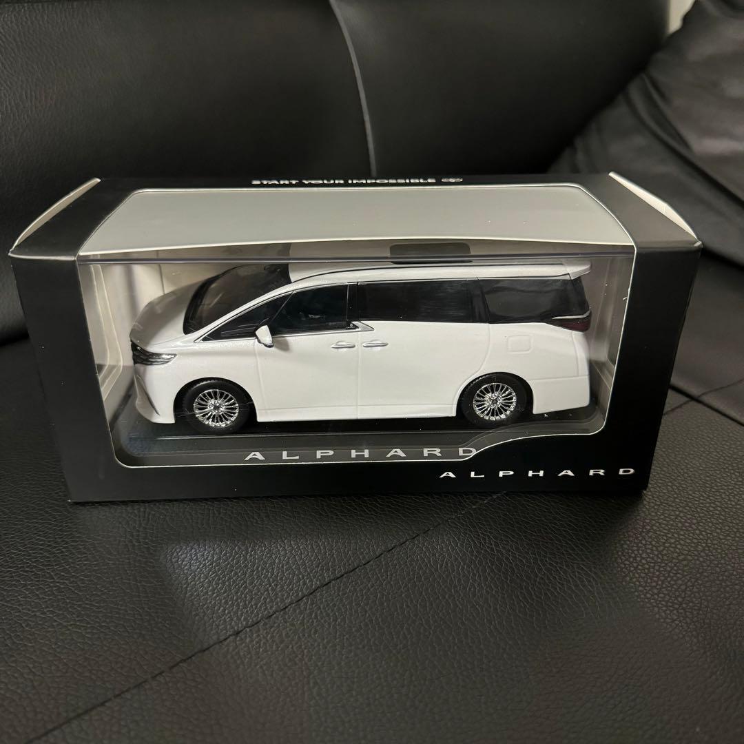 トヨタ 新型アルファード 40系 1/30 非売品フィギュア ホワイト - メルカリ