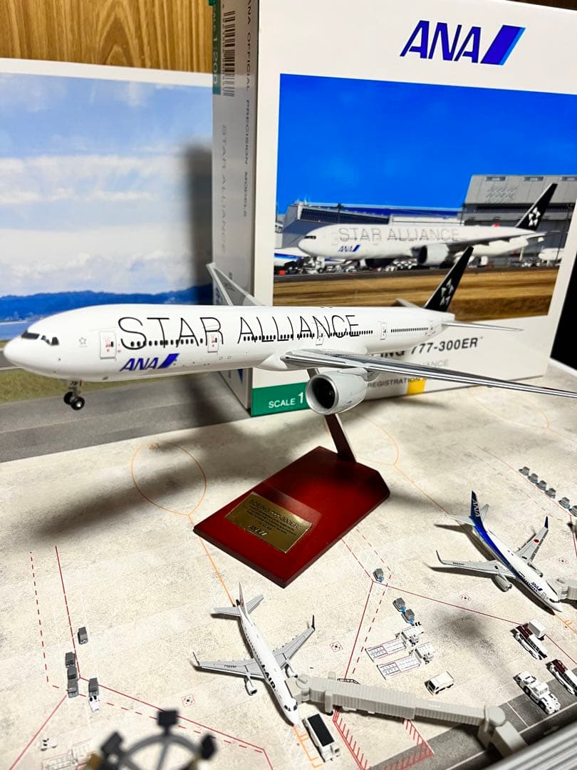 ANA B777-300ER スターアライアンス　1/200 アラジン 1/200 B777-300ER ANA スタアラ/スターアライアンス JA731A [NH20086