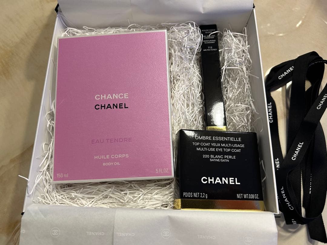 新品CHANEL ボディオイル　アイシャドウ　リップグロス　箱入り　プレゼントに