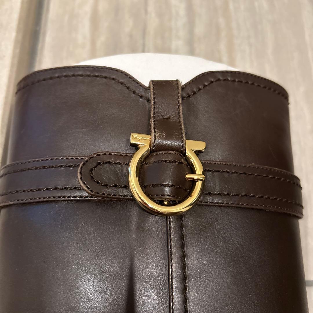 フェラガモ」 ダークブラウンロングブーツ 購入時の箱、靴収納袋付き