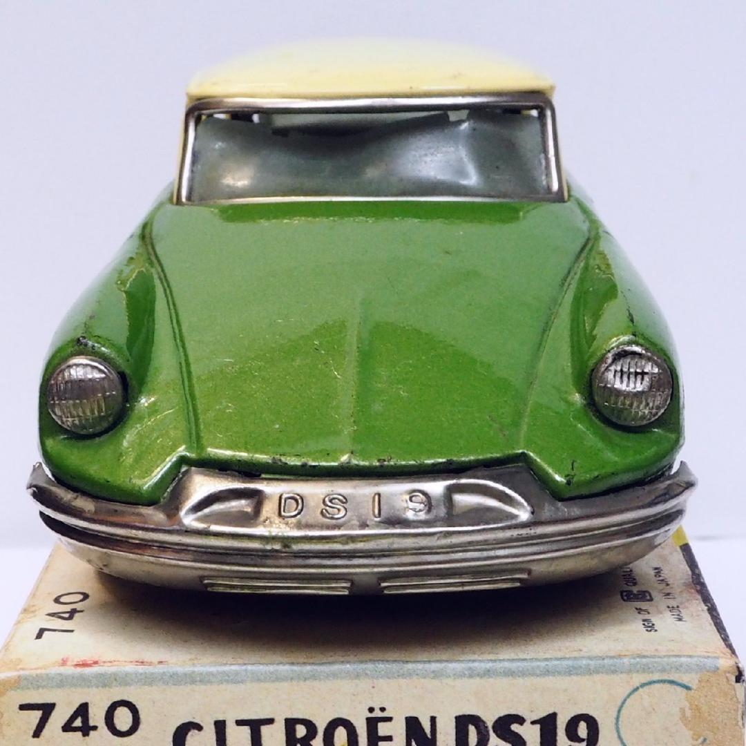 萬代屋【 シトロエンDS19黄緑】ブリキ tin toy car【箱はコピー