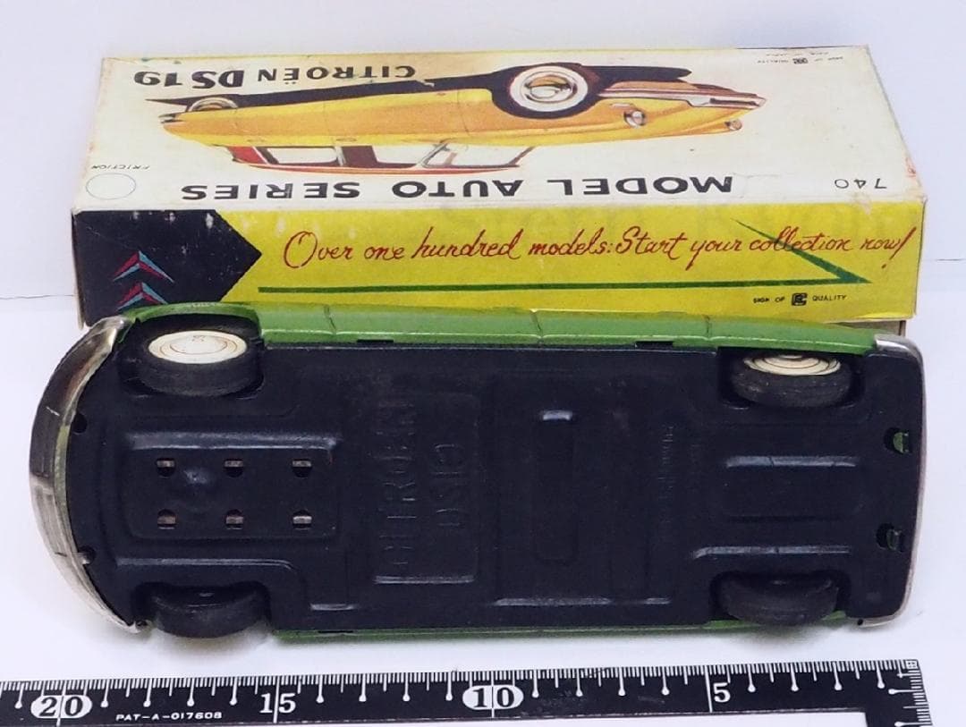 萬代屋【 シトロエンDS19黄緑】ブリキ tin toy car【箱はコピー