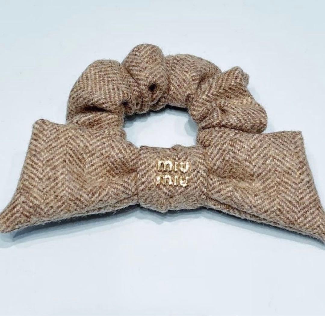 美品 miumiu ミュウミュウ シェブロン ウール リボンシュシュ - メルカリ