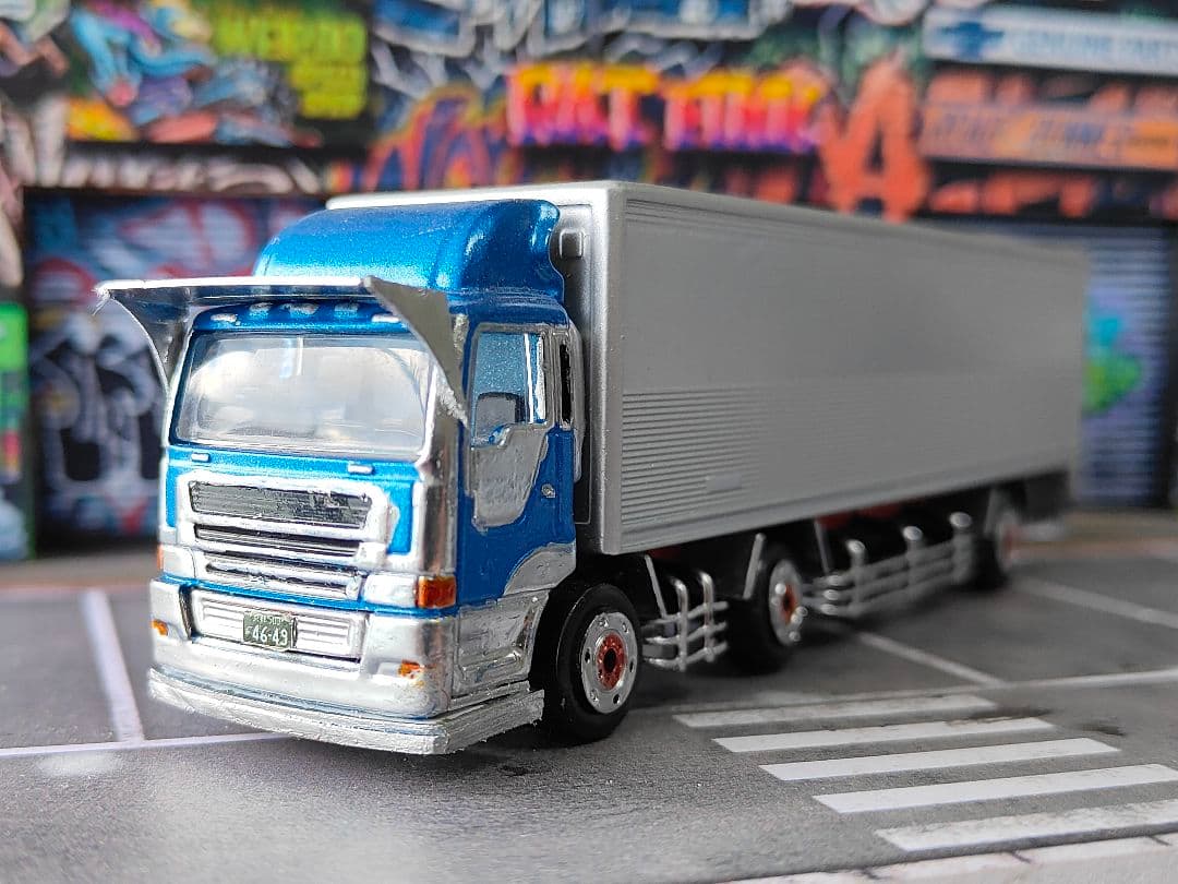 ヤマト運送 デコトラ風 赤シャーシ☆走行可能☆深リム☆トミカ改造