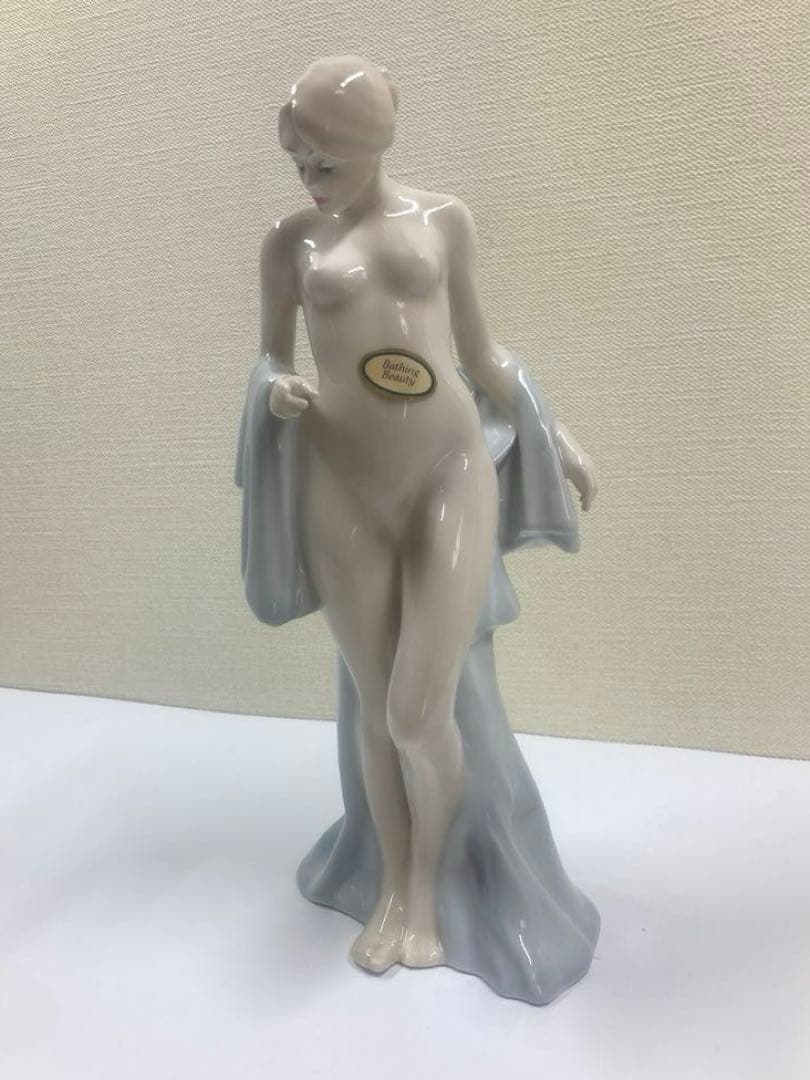 ロイヤルドルトン　Bathing Beauty フィギュリン　水浴の美女
