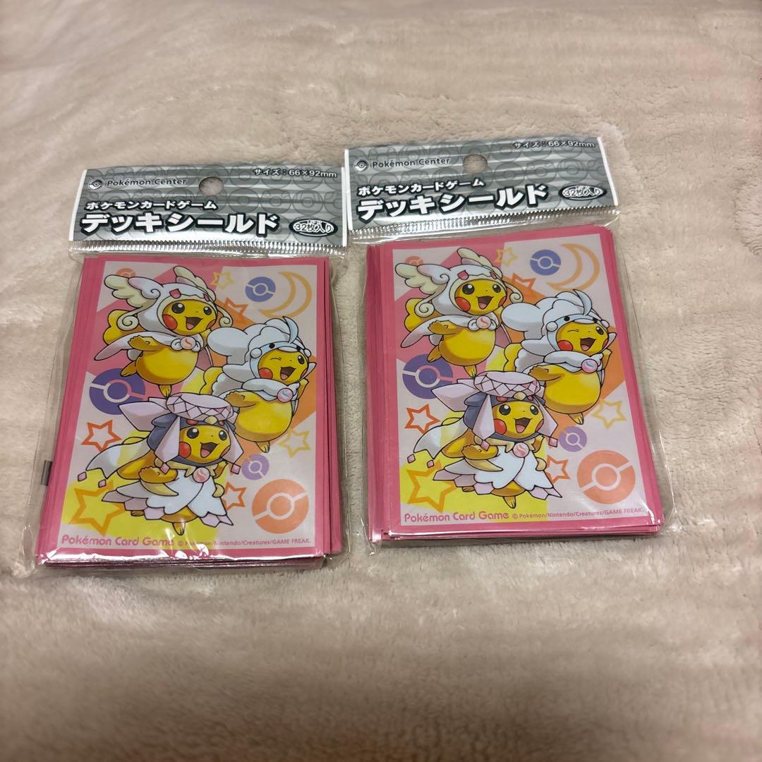 ポケモンセンター限定 デッキシールド スリーブ　メガポンチョを着たピカチュウ デッキシールド『メガリザードンXのポンチョを着たピカチュウ