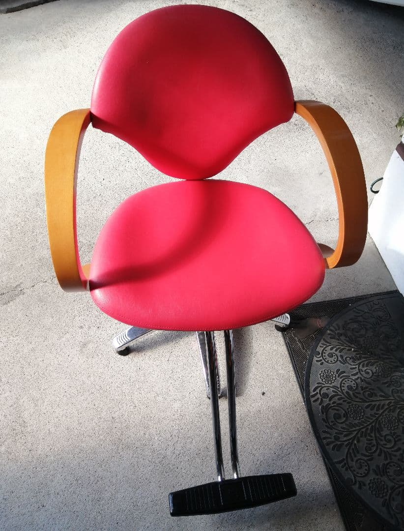 美容室　サロン　スタイリングチェア　椅子　赤