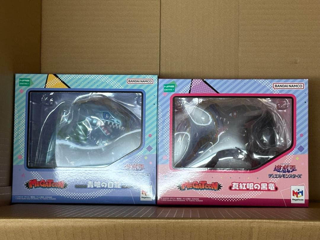 遊戯王　MEGATOON メガトゥーン　フィギュア ブルーアイズ　レッドアイズ