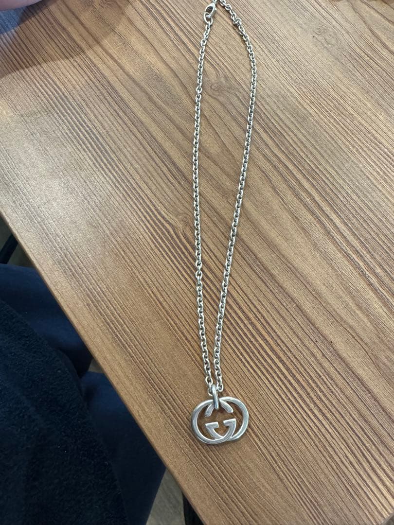 Gucci シルバー ロゴペンダント ネックレス