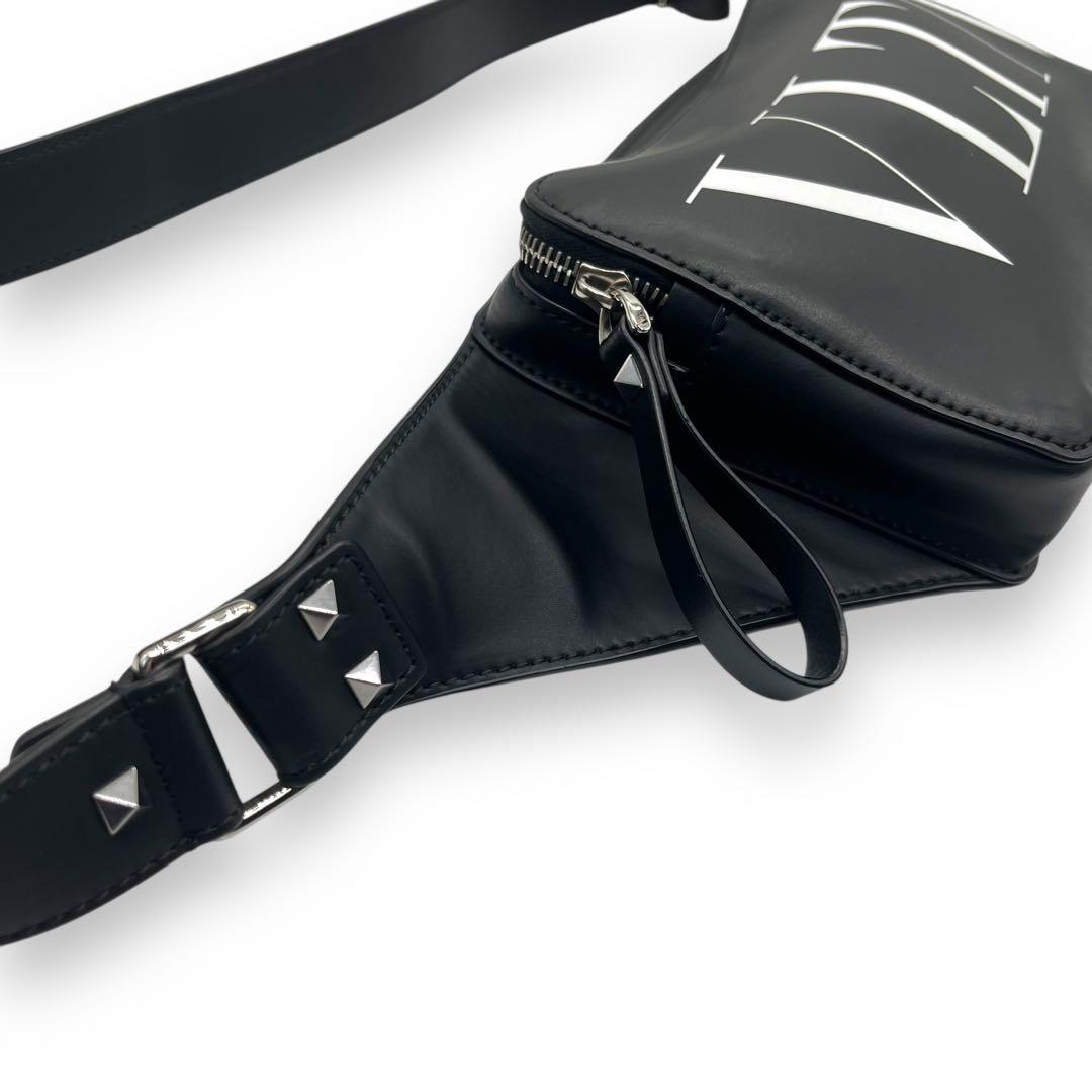 未使用級□ヴァレンティノ ボディバッグ ウエストポーチ VLTN レザー